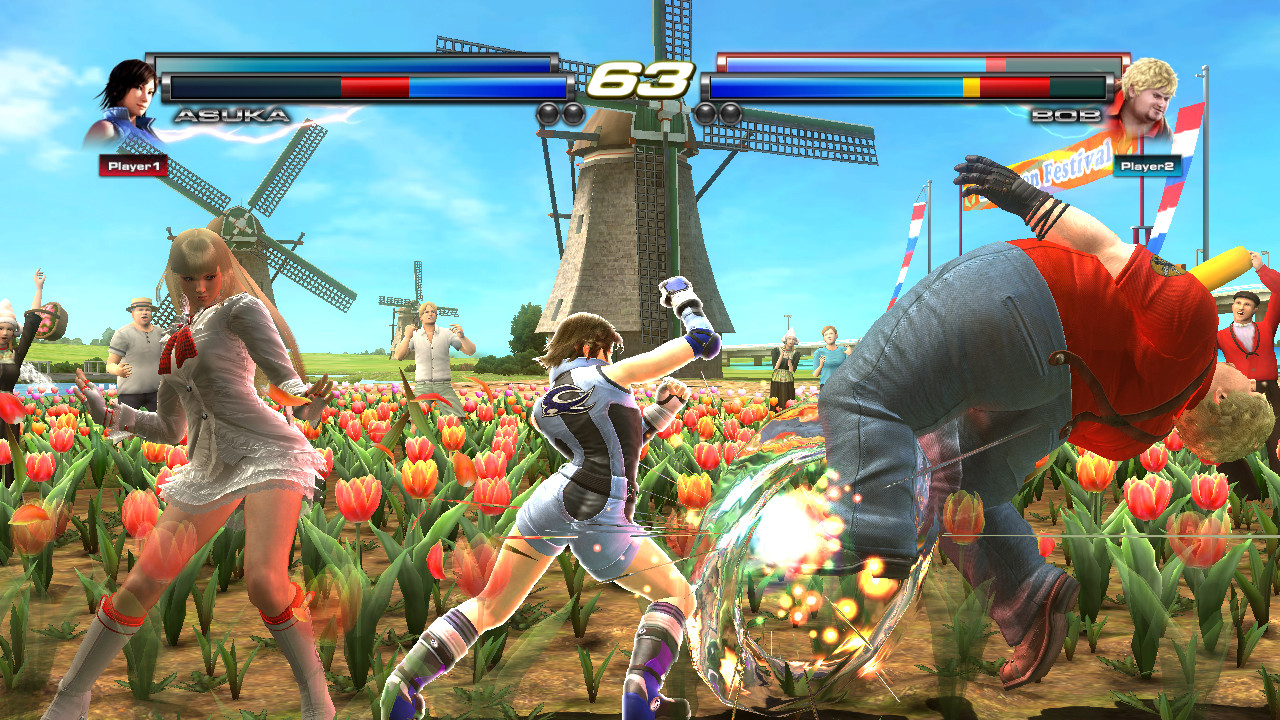 Gameplay of Tekken Tag Tournament 2. Asuka and Lili are juggling Bob in the air using Tag Assault.